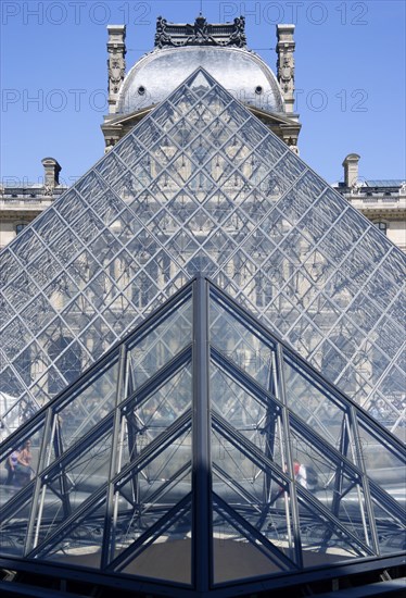 FRANCE, Ile de France, Paris, The pyramid entrance to the Musee du Louvre beside the Richelieu Pavilion