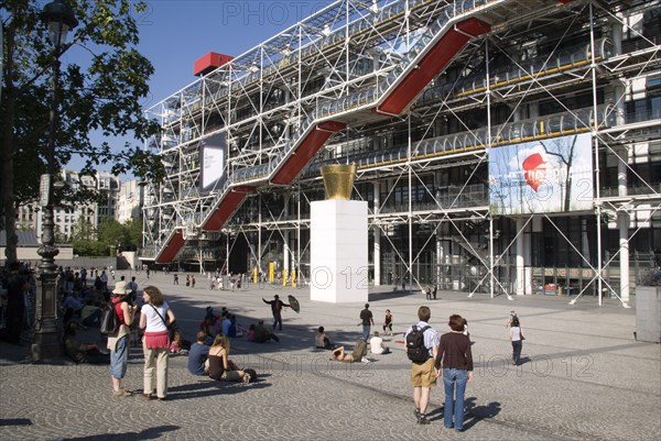 FRANCE, Ile de France, Paris, Tourists watching a street performer in the square outside the Pompidou Centre in Beauborg Les Halles