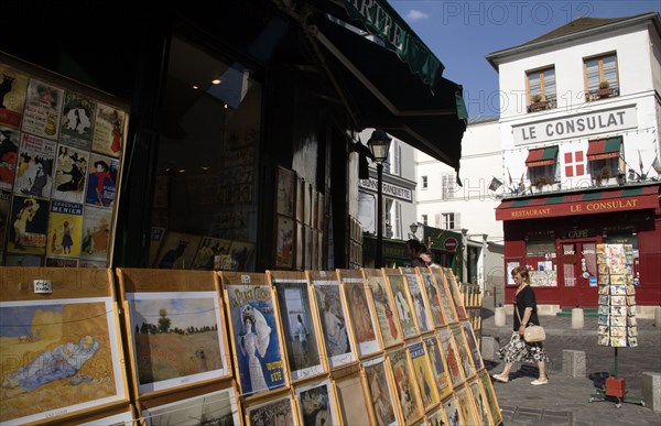 FRANCE, Ile de France, Paris, Montmartre Tourists walking past a shop selling prints of Impressionist paintings and posters beside Le Consulat Restaurant