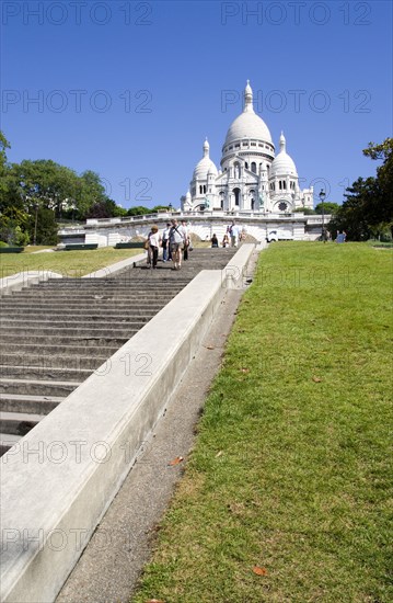 FRANCE, Ile de France, Paris, Montmartre Tourists on the steps leading up to the front of the chuch of Sacre Couer