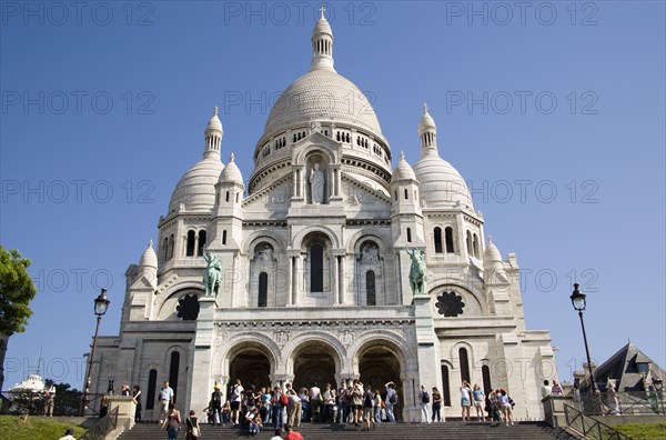 FRANCE, Ile de France, Paris, Montmartre Tourists on the steps at the front of the chuch of Sacre Couer