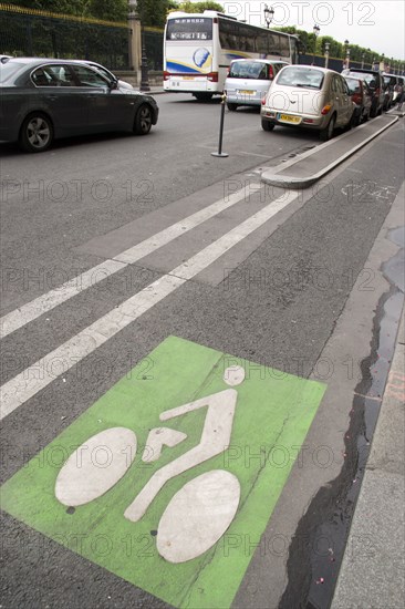 FRANCE, Ile de France, Paris, Bicycle lane in the Rue de Rivoli busy with traffic