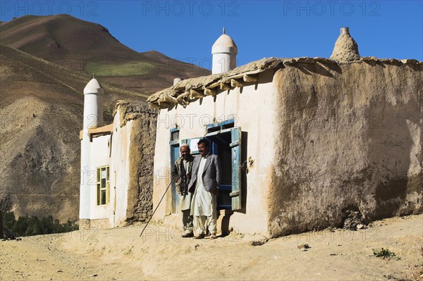 AFGHANISTAN, between Yakawlang and Daulitiar, Syadara, Men infront of mosque