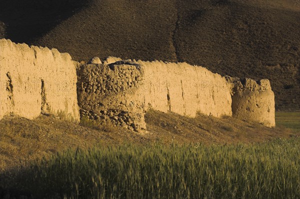 AFGHANISTAN, between Yakawlang and Chakhcharan, Daulitiar, Caravanserai