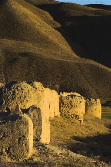 AFGHANISTAN, between Yakawlang and Chakhcharan, Daulitiar, Caravanserai