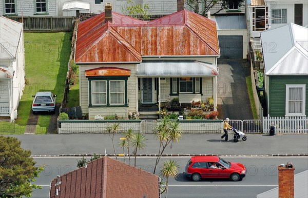 NEW ZEALAND, NORTH ISLAND, AUCKLAND, GENERAL VIEW OF A TYPICAL CORRAGATED IRON ROOFED HOUSE IN THE RESIDENTIAL DISTRICT OF DEVENPORT ON AUCKLANDS NORTH SHORE