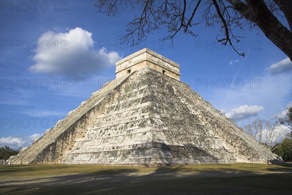 MEXICO, Yucatan, Chichen Itza, "El Castillo, Pyramid of Kukulkan"