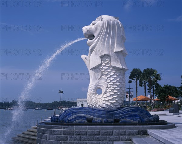 SINGAPORE, Merlion Park, The Merlion statue at the Merlion Park river entrance.