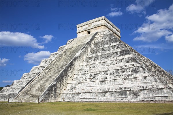 MEXICO, Yucatan, Chichen Itza, "El Castillo, Pyramid of Kukulkan"