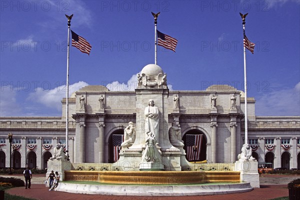 USA, Washington DC, Christopher Columbus monument and fountain outside Union Railway Station