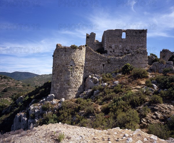 FRANCE, Languedoc-Roussillon, Aude, Chateau de Aguilar.  Ruins of twelth Century Cathar castle set on hillside in the commune of Tuchan.  Inner keep surrounded by outer thirteenth century fortification.