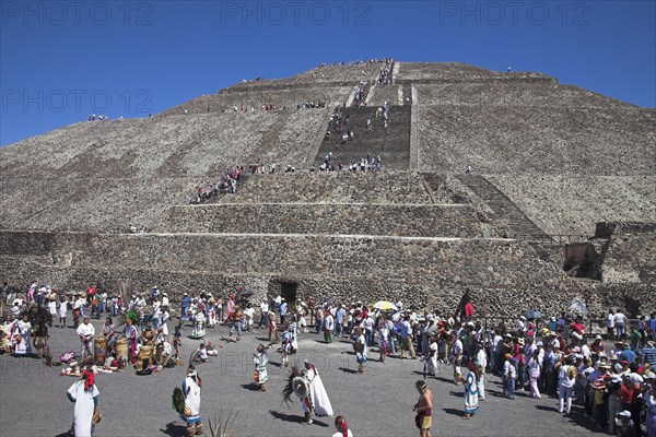 MEXICO, Mexico State, Teotithuacan, "Tourists, Pyramid of the Sun, Piramide del Sol, Teotihuacan Archaeological Site"