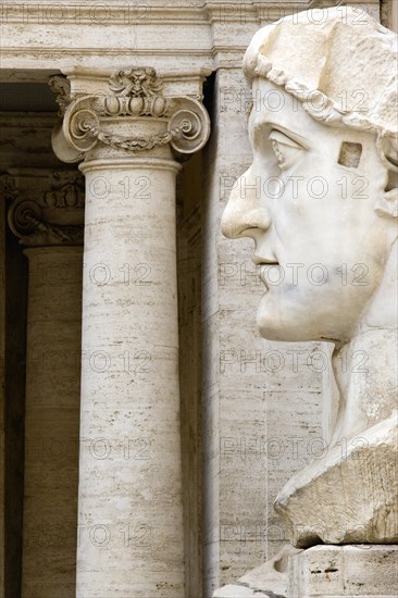 ITALY, Lazio, Rome, The Capitoline Museum Palazzo dei Conservatori The head of a colossal marble staue of the Roman Emperor Constantine the First with Ionic columns beyond