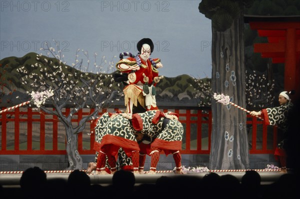 JAPAN, Arts, Performance, The actor Ennosuke playing the role of the fox Tadanobu in the kabuki story ‘Yoshitsune Senbon Zakura.’  In this scene a fox disguises itself as a retainer of Yoritomo (the brother of Yoshitsune) in order to be near a drum made from the hide of its parents.