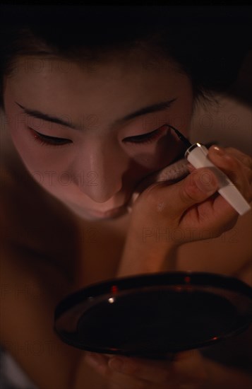 JAPAN, Customs, Geisha, "Maiko and geisha always apply their own make-up, whitening their skin and applying black liquid liner to accentuate their eyes and provide a neutral accompaniment to their colourful kimonos. "