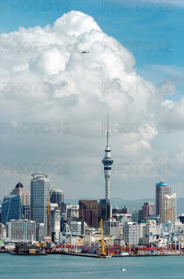 NEW ZEALAND, NORTH ISLAND, AUCKLAND, GENERAL VIEW OF AUCKLAND SKYLINE SHOWING AUCKLAND HARBOUR AND THE RESIDENTIAL DISTRICT OF DEVENPORT PICTURE TAKEN FROM THE MOUNT VICTORIA RESERVE.