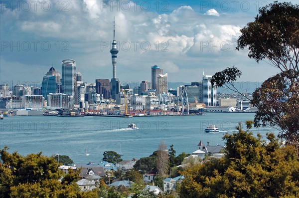 NEW ZEALAND, NORTH ISLAND, AUCKLAND, GENERAL VIEW OF AUCKLAND SKYLINE SHOWING AUCKLAND HARBOUR AND THE RESIDENTIAL DISTRICT OF DEVENPORT PICTURE TAKEN FROM THE MOUNT VICTORIA RESERVE.
