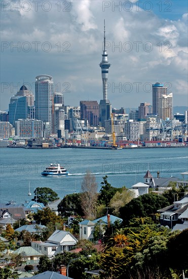 NEW ZEALAND, NORTH ISLAND, AUCKLAND, GENERAL VIEW OF AUCKLAND SKYLINE SHOWING AUCKLAND HARBOUR AND THE RESIDENTIAL DISTRICT OF DEVENPORT PICTURE TAKEN FROM THE MOUNT VICTORIA RESERVE.