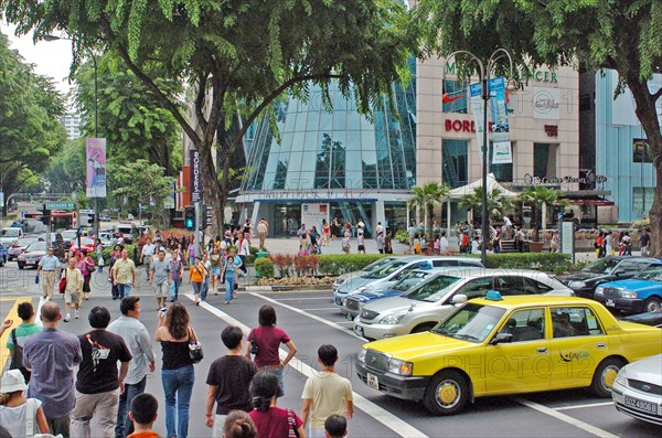 SINGAPORE, Orchard Road, PEDESTRIAN CROSSING AT ORCHARD ROAD AND PATTERSON ROAD SHOWING WHEELOCK PLACE SHOPPING CENTRE HOUSING AMONG OTHERS A BORDERS BOOK AND MARKS AND SPENCER STORE.