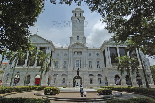 SINGAPORE, Raffles District, Statue of Sir STamford Raffles outside white colonial building.