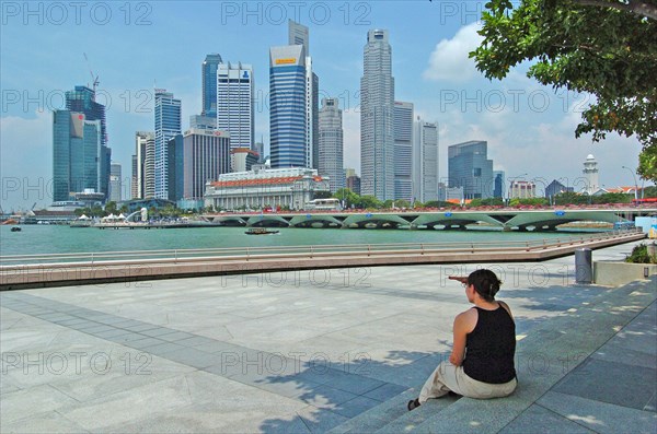 SINGAPORE, Financial District, THE FULLERTON HOTEL AND FIANANCIAL DISTRICT OF SINGAPORE CITY SEEN FROM ACROSS THE ESPLANADE DRIVE DRIVE BRIDGE FROM THE ESPLANADE MALL