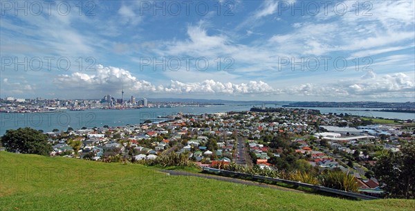 NEW ZEALAND, NORTH ISLAND , AUCKLAND , GENERAL VIEW OF AUCKLAND SKYLINE SHOWING AUCKLAND HARBOUR AND THE RESIDENTIAL DISTRICT OF DEVENPORT PICTURE TAKEN FROM THE MOUNT VICTORIA RESERVE.