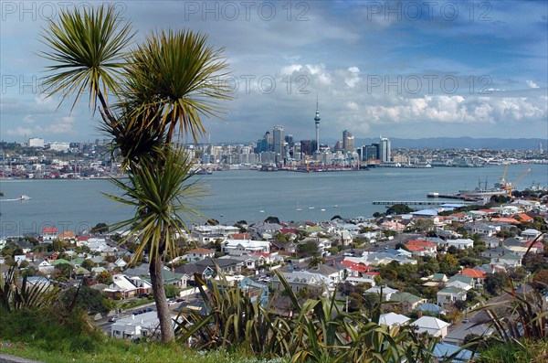 NEW ZEALAND, NORTH ISLAND , AUCKLAND , GENERAL VIEW OF AUCKLAND SKYLINE SHOWING AUCKLAND HARBOUR AND THE RESIDENTIAL DISTRICT OF DEVENPORT PICTURE TAKEN FROM THE MOUNT VICTORIA RESERVE.