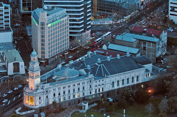NEW ZEALAND, NORTH ISLAND, AUCKLAND, TOWN HALL ON QUEEN STREET FRONT CENTRE NEXT TO THE ART DECO AIREDALE HOTEL ON THE CORNER OF QUEEN AND AIRDALE STREET TOP LEFT.