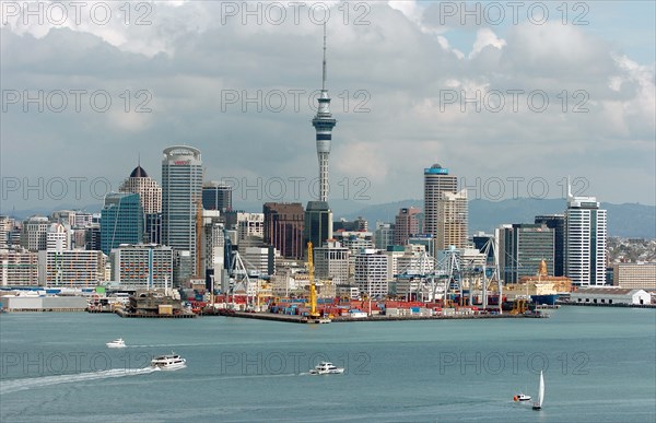 NEW ZEALAND, NORTH ISLAND, AUCKLAND, GENERAL VIEW OF AUCKLAND SKYLINE SHOWING AUCKLAND HARBOUR TAKEN FROM THE MOUNT VICTORIA RESERVE.