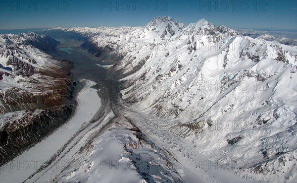 NEW ZEALAND, SOUTH ISLAND, WEST COAST, "MOUNT COOK NATIONAL PARK, AERIAL VIEW NEW ZEALANDS HIGHEST MOUNTAIN MOUNT COOK AND MOUNT TASMAN (TOP RIGHT) LOOKING SOUTH ALONG THE TASMAN GLACIER (BOTTOM LEFT) TO LAKE PUKAKI (TOP LEFT) IN THE DISTANCE AND FLYING ABOVE THE DE LA BECHE RIDGE."