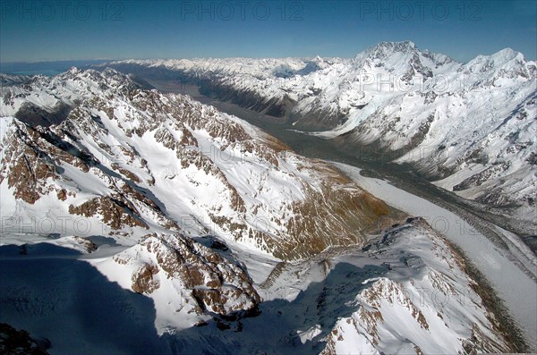 NEW ZEALAND, SOUTH ISLAND, WEST COAST, "MOUNT COOK NATIONAL PARK, AERIAL VIEW NEW ZEALANDS HIGHEST MOUNTAIN MOUNT COOK (TOP RIGHT) LOOKING SOUTH ALONG THE TASMAN GLACIER TO LAKE PUKAKI AND MOUNT CHUDLEIGH (LEFT)"