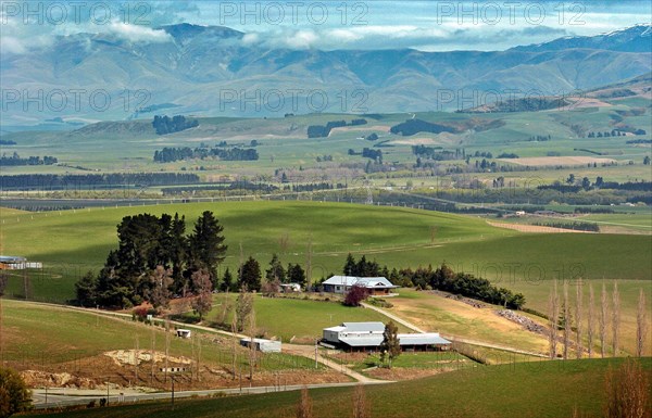 NEW ZEALAND, SOUTH ISLAND, FAIRLIE, "CANTERBURY, VIEW WEST FROM MOUNT MICHEAL ACROSS THE FARMIMG PLAINS OF MACKENZIE COUNTRY FROM ROUTE 79 TOWARDS THE TOWN OF FAIRLIE."