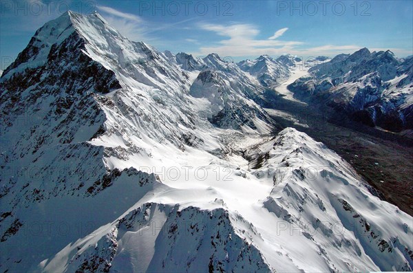 NEW ZEALAND, SOUTH ISLAND, WEST COAST, "MOUNT COOK NATIONAL PARK, AERIAL VIEW THE EASTERN FACE OF NEW ZEALANDS HIGHEST MOUNTAIN MOUNT COOK (LEFT) LOOKING NORTH ALONG THE TASMAN GLACIER (RIGHT)."