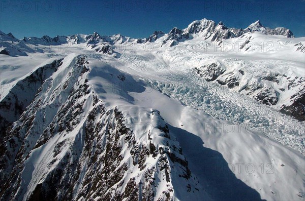 NEW ZEALAND, SOUTH ISLAND, WEST COAST, "MOUNT COOK NATIONAL PARK, AERIAL VIEW OF BALFOUR GLACIER (BELOW RIGHT) AND NEW ZEALANDS HIGHEST MOUNTAIN MOUNT COOK (TOP RIGHT WEST FACE) AND MOUNT TASMAN TO MOUNT COOKS LEFT. BELOW CROZET PEAK AND MOUNT DU FRESNE"