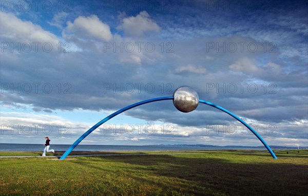 NEW ZEALAND, NORTH ISLAND, HAWKES BAY, "NAPIER, MILLENIUM SCULPTURE ON NAPIERS SEAFRONT REPRESENTING THE DAWN OF THE SUN.  IN 1931 NAPIER WAS ALMOST COMPLETELY DESTOYED BY AN EARTHQUAKE. SUNSEQUENTLY THE TOWN NOW HAS ONE THE BEST PRESERVED COLLECTION OF ART DECO BUILDINGS IN THE WORLD."