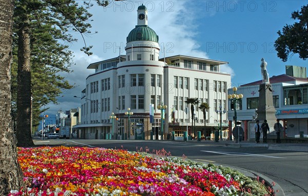 NEW ZEALAND, NORTH ISLAND, HAWKES BAY, "NAPIER, ART DECO STYLE FACADE OF THE A&B BUILDING ON MARINE PARADE ON NAPIERS SEA FRONT WITH WAR MEMORIAL TO THE RIGHT OF THE PICTURE..  IN 1931 NAPIER WAS ALMOST COMPLETELY DESTOYED BY AN EARTHQUAKE. SUNSEQUENTLY THE TOWN NOW HAS ONE THE BEST PRESERVED COLLECTION OF ART DECO BUILDINGS IN THE WORLD."