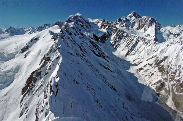 NEW ZEALAND, SOUTH ISLAND, WEST COAST, "MOUNT COOK NATIONAL PARK, AERIAL VIEW OF MOUNTAIN RIDGE LEADING TO THE WEST FACE OF MOUNT TASMAN AND MOUNT COOK (TOP RIGHT)."