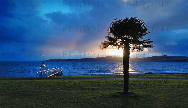 NEW ZEALAND, NORTH ISLAND, TAUPO, "WAIKATO, SUNSET ACROSS LAKE TAUPO FROM ROUTE 1 TWO MILE BAY TOWARDS ACACIA BAY ON THE OPPOSITE SIDE OF THE LAKE"