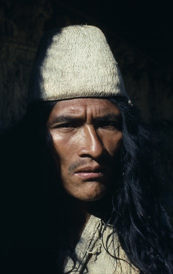 COLOMBIA, Sierra Nevada de Santa Marta, Ika, Portrait of Ika leader wearing traditional woven fique cactus fibre helmet. Arhuaco Aruaco indigenous tribe American Classic Classical Colombian Colombia Hispanic Historical Indegent Latin America Latino Older South America  Arhuaco Aruaco indigenous tribe American Classic Classical Colombian Columbia Hispanic Historical Indegent Latin America Latino Older South America History One individual Solo Lone Solitary 1 Fiber Single unitary