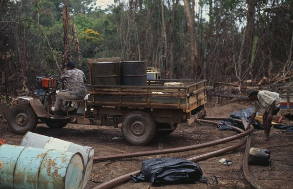 BRAZIL, Mato Grosso, Peixoto de Azevedo, Small scale machinery and workers in garimpo  gold mine on former Panara territory showing deforestation.Garimpeiro prospectors in the informal sector have displaced Panara Indians formerly known as Kreen-Akrore  Krenhakarore  Krenakore  Krenakarore  Amazon displaced people American Brasil Brazilian Ecology Entorno Environmental Environment Green Issues Kreen Akore Latin America Latino Scenic South America