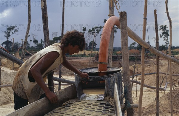 BRAZIL, Mato Grosso, Peixoto de Azevedo, Garimpeiro washing mine tailings for gold on former Panara territory. Small scale garimpeiro prospectors mners in informal sector have                      displaced Panara Indians formerly known as Kreen-Akrore  Krenhakarore  Krenakore  Krenakarore  Amazon displaced people American Brasil Brazilian Ecology Environmental Environment Green Issues Kreen Akrore Latin America Latino Scenic South America