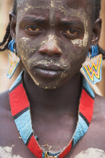 ETHIOPIA, Lower Omo Valley, Key Afir, Tsemay man at weekly market