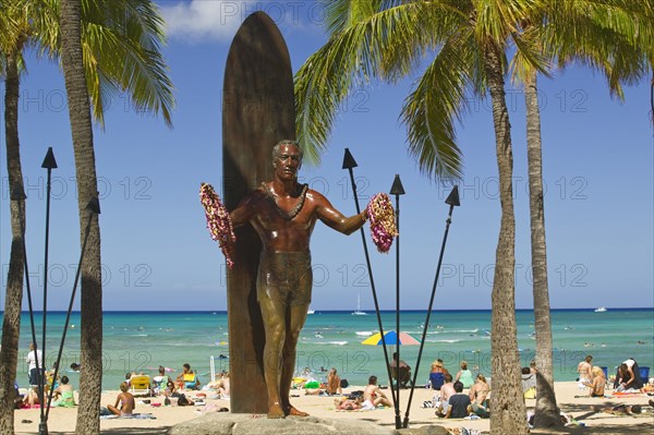USA, Hawaii, Oahu, Duke Kahanamoku's statue on Central Waikiki Beach