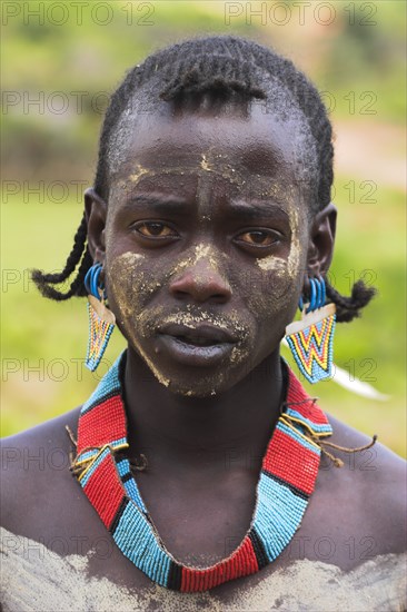 ETHIOPIA, Lower Omo Valley, Key Afir, Tsemay man at weekly market