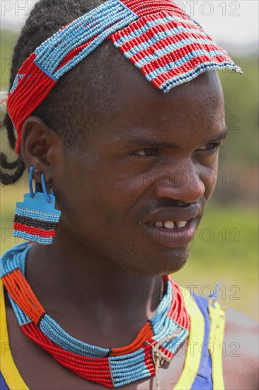 ETHIOPIA, Lower Omo Valley, Key Afir, Tsemay man at weekly market