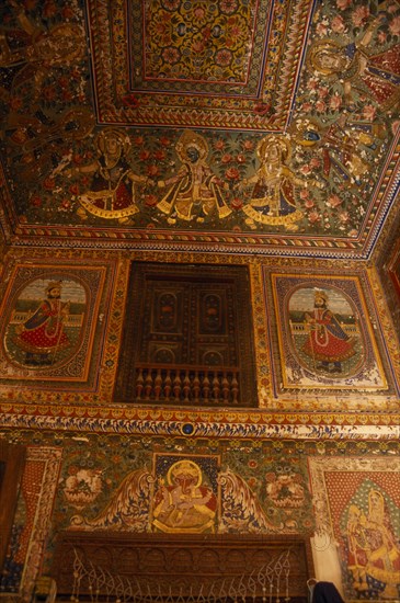 INDIA, Rajasthan, Mandawa, Painted walls and ceiling of the Golden Room in the Jhunjhunuwala Haveli