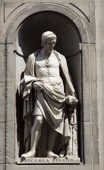 ITALY, Tuscany, Florence, Statue of architect and sculptor Nicola Pisano in the Vasari Corridor outside the Uffizi