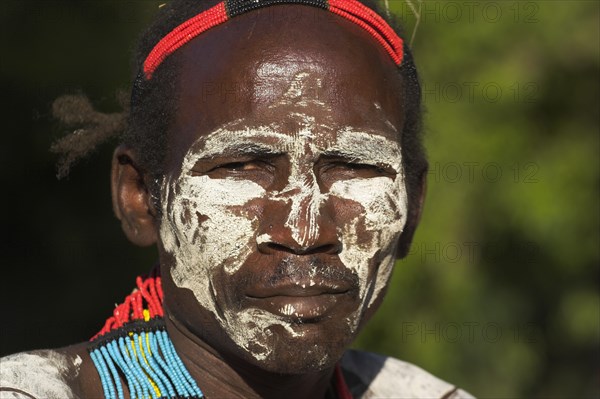 ETHIOPIA, Lower Omo Valley, Mago National Park, Karo man with face painting