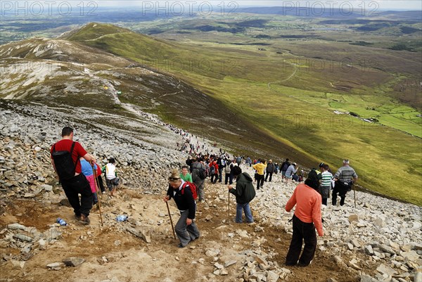 002 - CO MAYO - PILGRIMS ON CROAGH PATRICK (1)