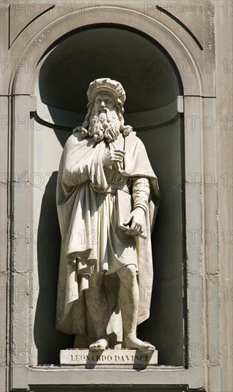 ITALY, Tuscany, Florence, Statue of the artist and inventor Leonardo da Vinci in the Vasari Corridor outside the Uffizi